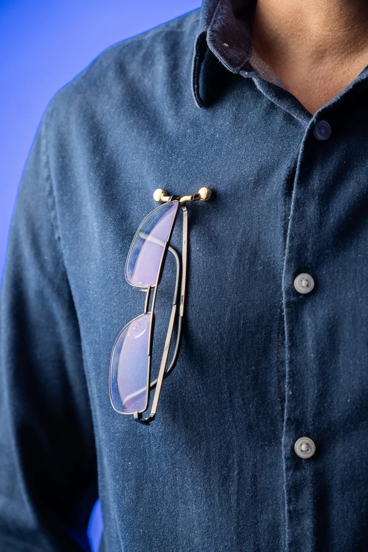 Óculos presos no MagTag Classic Ouro, na roupa