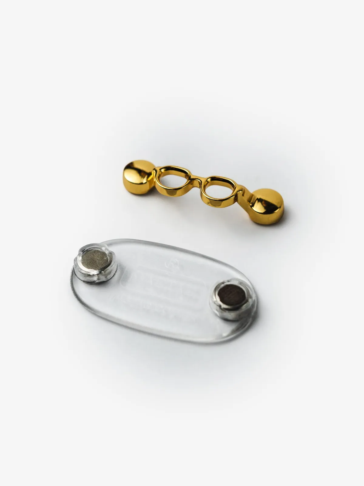 Peça frontal e base do MagTag Lovers Ouro, separadas, em ângulo