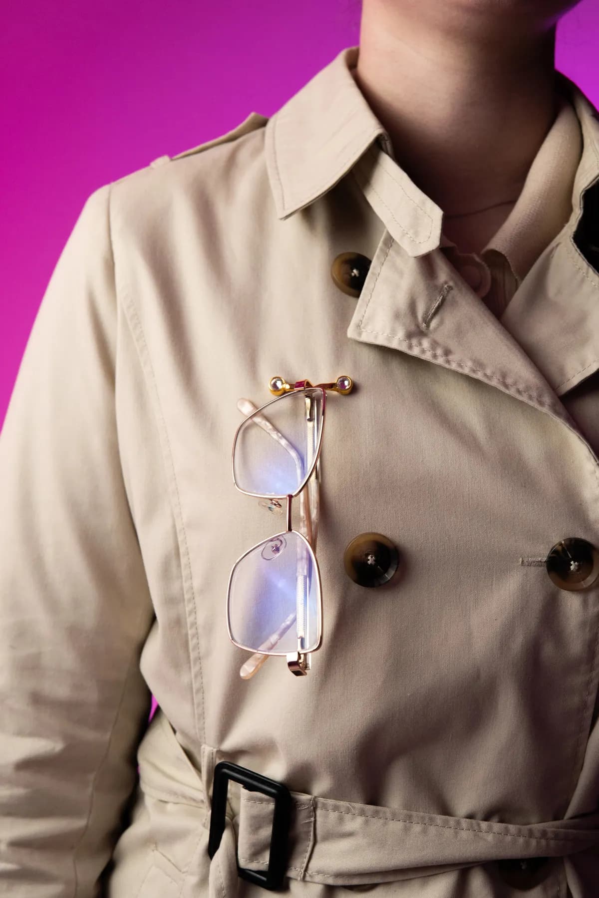 Óculos presos no MagTag Lux Ouro, na roupa