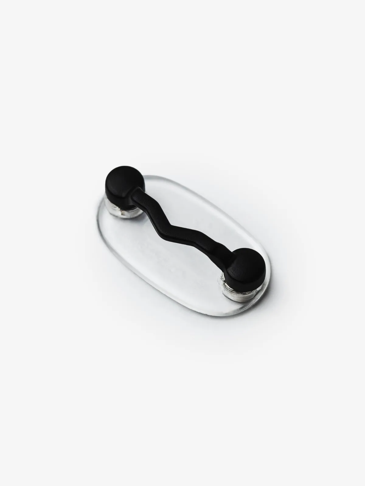 MagTag Sport Preto montado, em ângulo