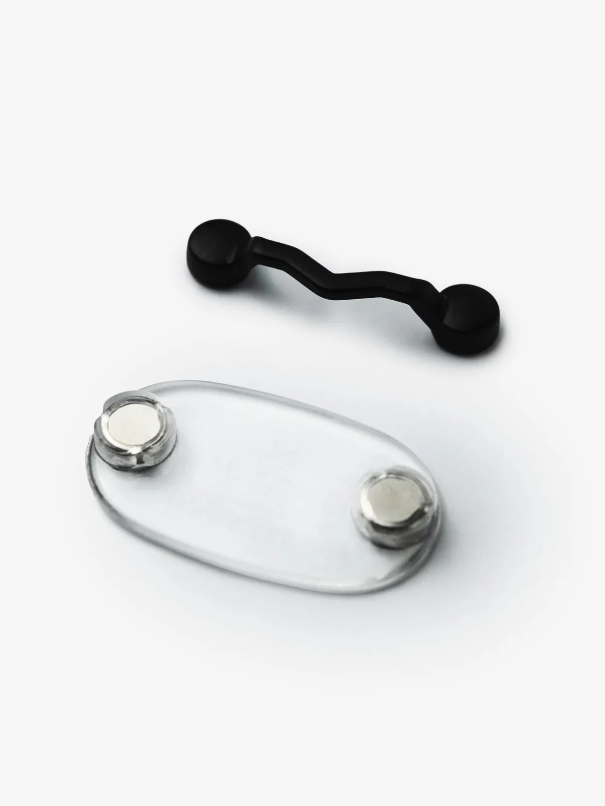 Peça frontal e base do MagTag Sport Preto, separadas, em ângulo