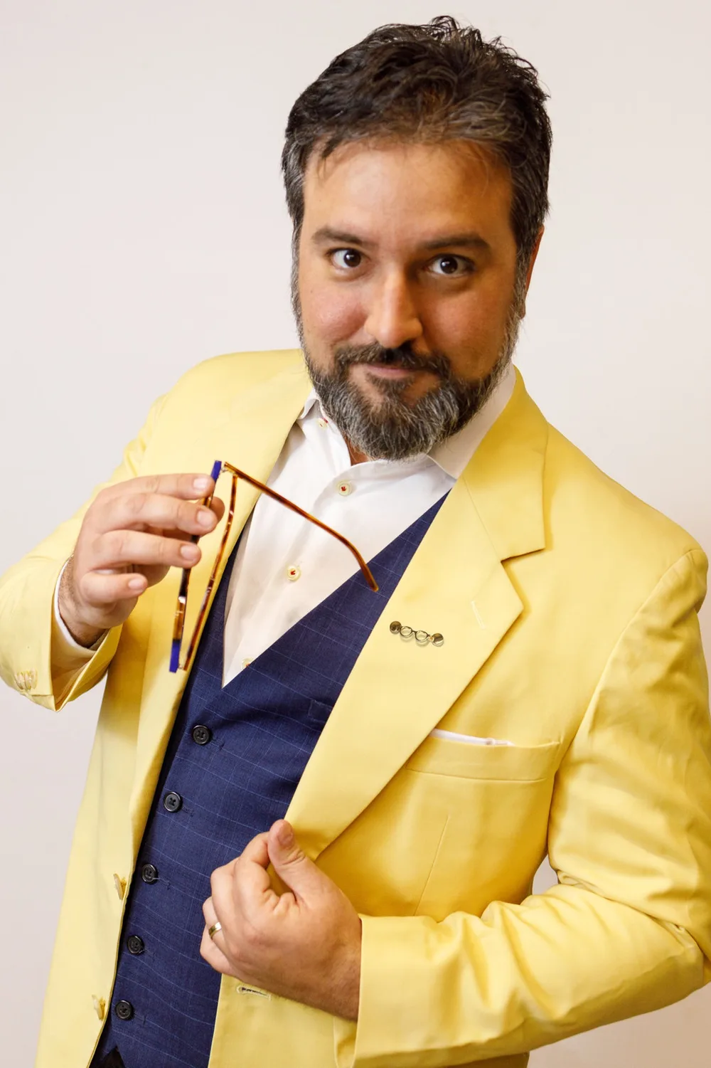 Optical designer Filipe Diniz holding the MagTag Lovers