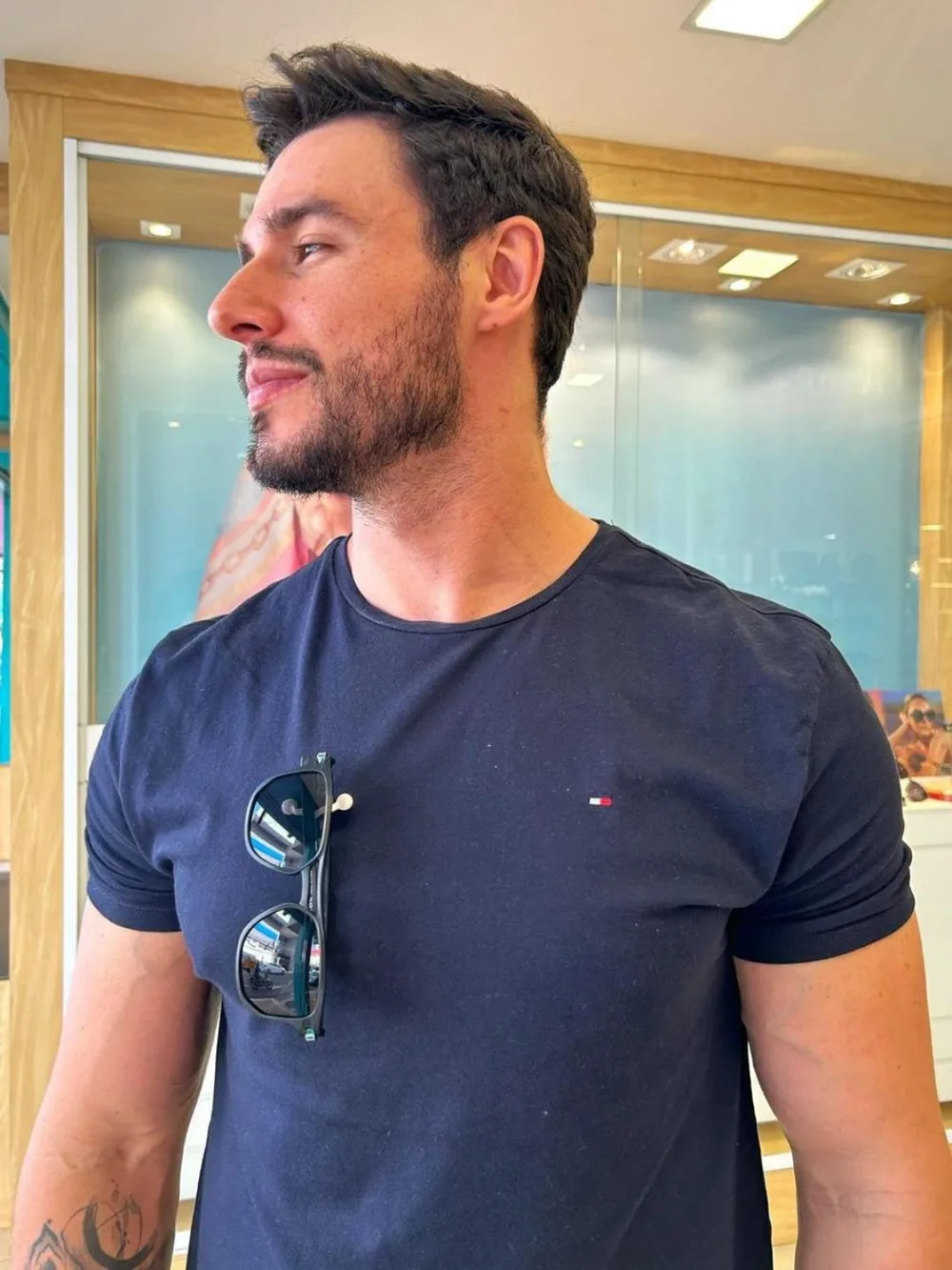 Man in profile with sunglasses held by MagTag