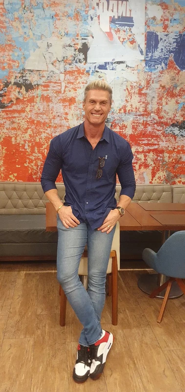Man in a blue shirt with MagTag and sunglasses